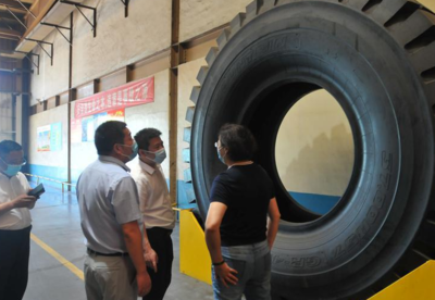 跟著服務(wù)專員跑企業(yè)|“加我微信，有困難我們一起解決” ——煙臺市財(cái)政局服務(wù)專員把政策服務(wù)資金送工廠進(jìn)車間業(yè)務(wù)培訓(xùn)